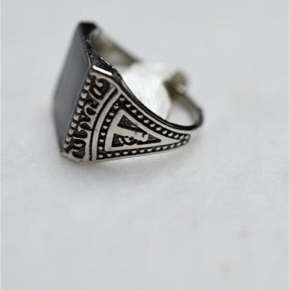 NWT Black Enamel Inlay  Engraved Silver Tone Band Size 9 Retro Statement Ring - Picture 3 of 3